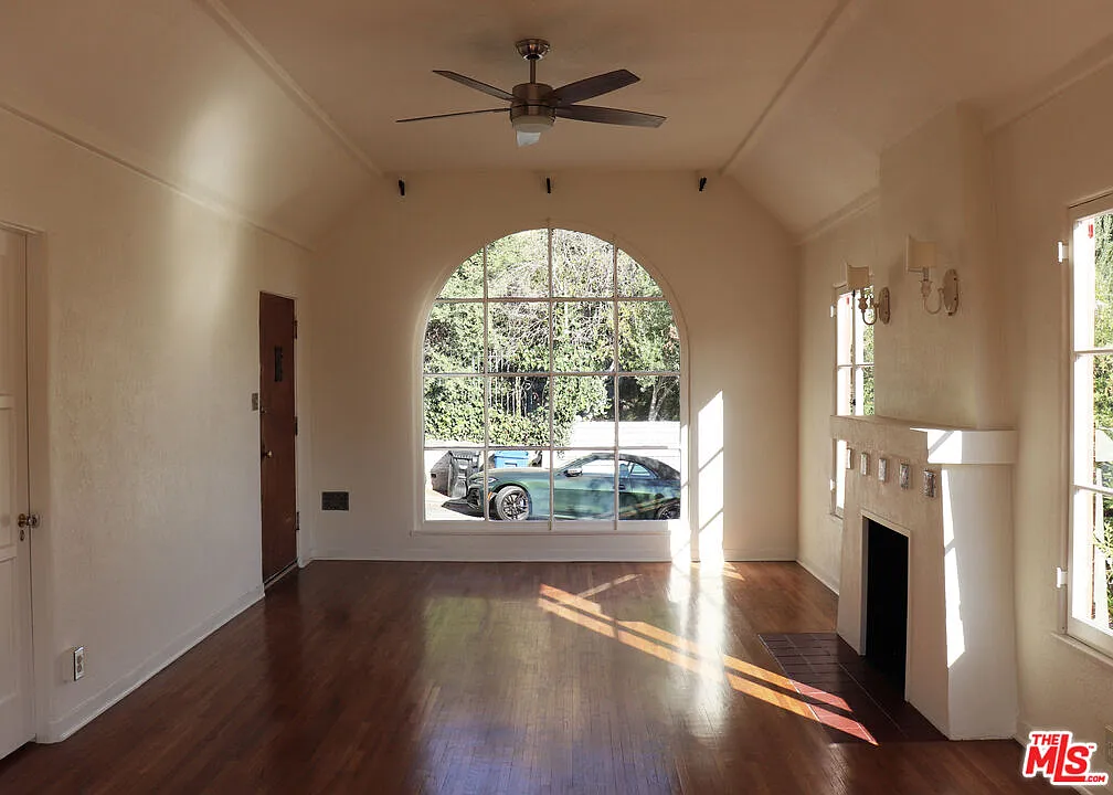 1 bed, 1.0 bath, 770 sqft, $3,800 — Photo 2