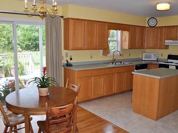 Eat-in Kitchen