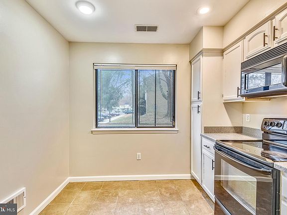 4th image of 12 Rockwell Ct