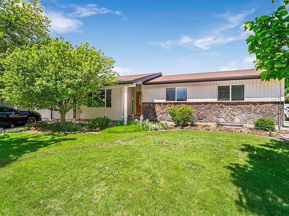 2nd image of 1070 Park Meadows Dr