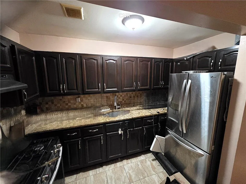 3 bed, 1.0 bath, 3487 sqft, $3,000 — Photo 1