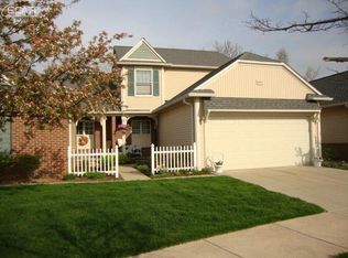 609 Shoreline Dr, Fenton, MI 48430