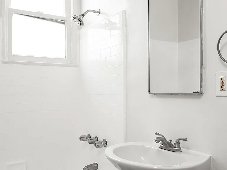 112 N Normandie Ave — Photo 4