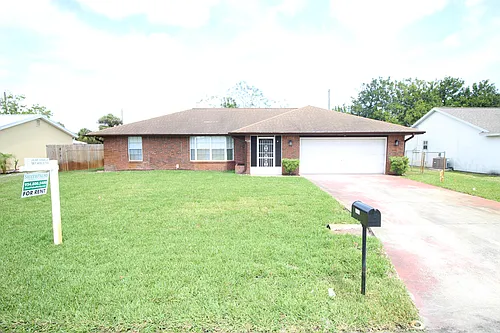 2133 Clover St NE Photo 1