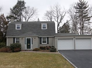 182 Village Rd, Roslyn Heights, NY 11577