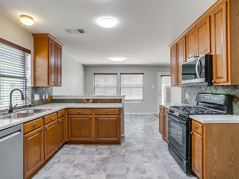 2875 Grandview Dr — Photo 8