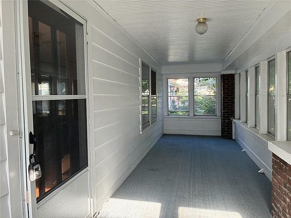 3rd image of 221 W Kansas St