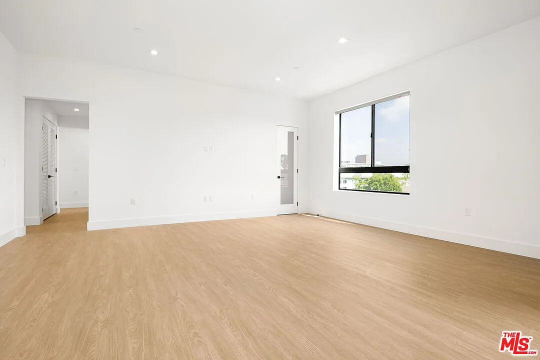 3 bed, 2.5 bath, 1350 sqft, $5,995 — Photo 3