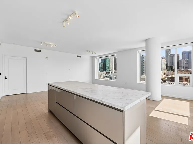 1050 S Grand Ave #1410 — Photo 8