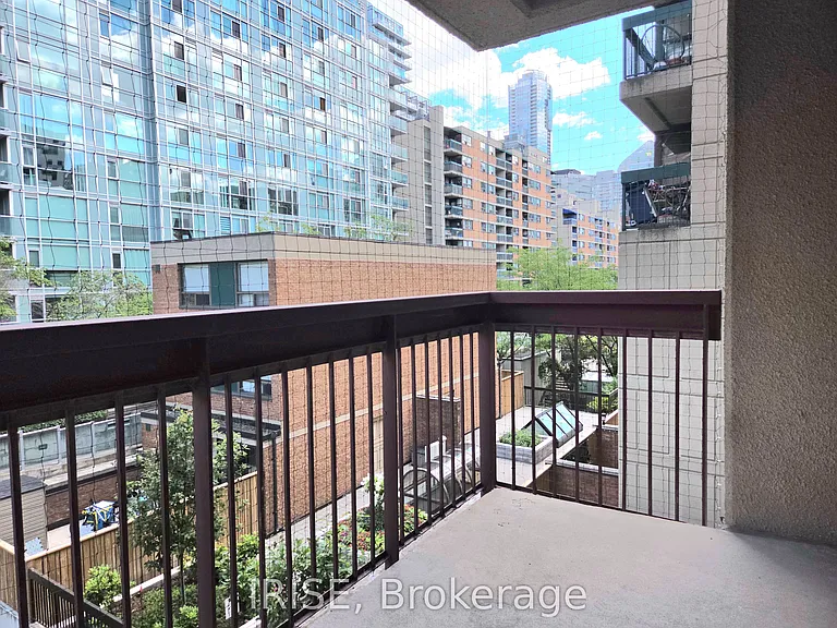 89 McCaul St #426 — Photo 8