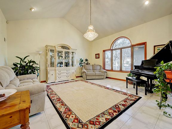 Bright LR with cath ceiling