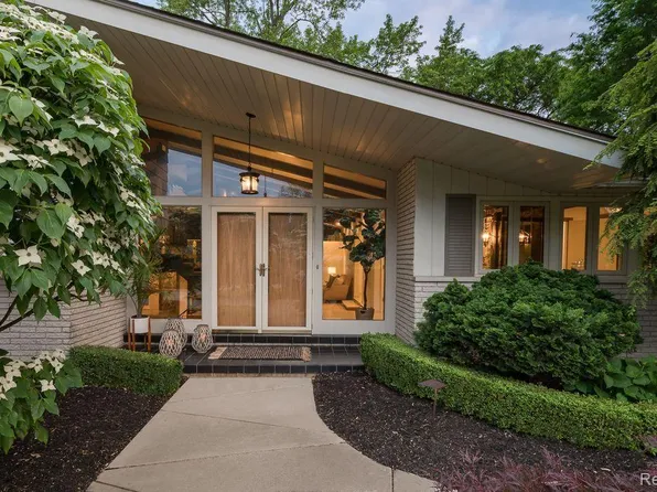 32293 Robinhood Dr, Beverly Hills, MI 48025