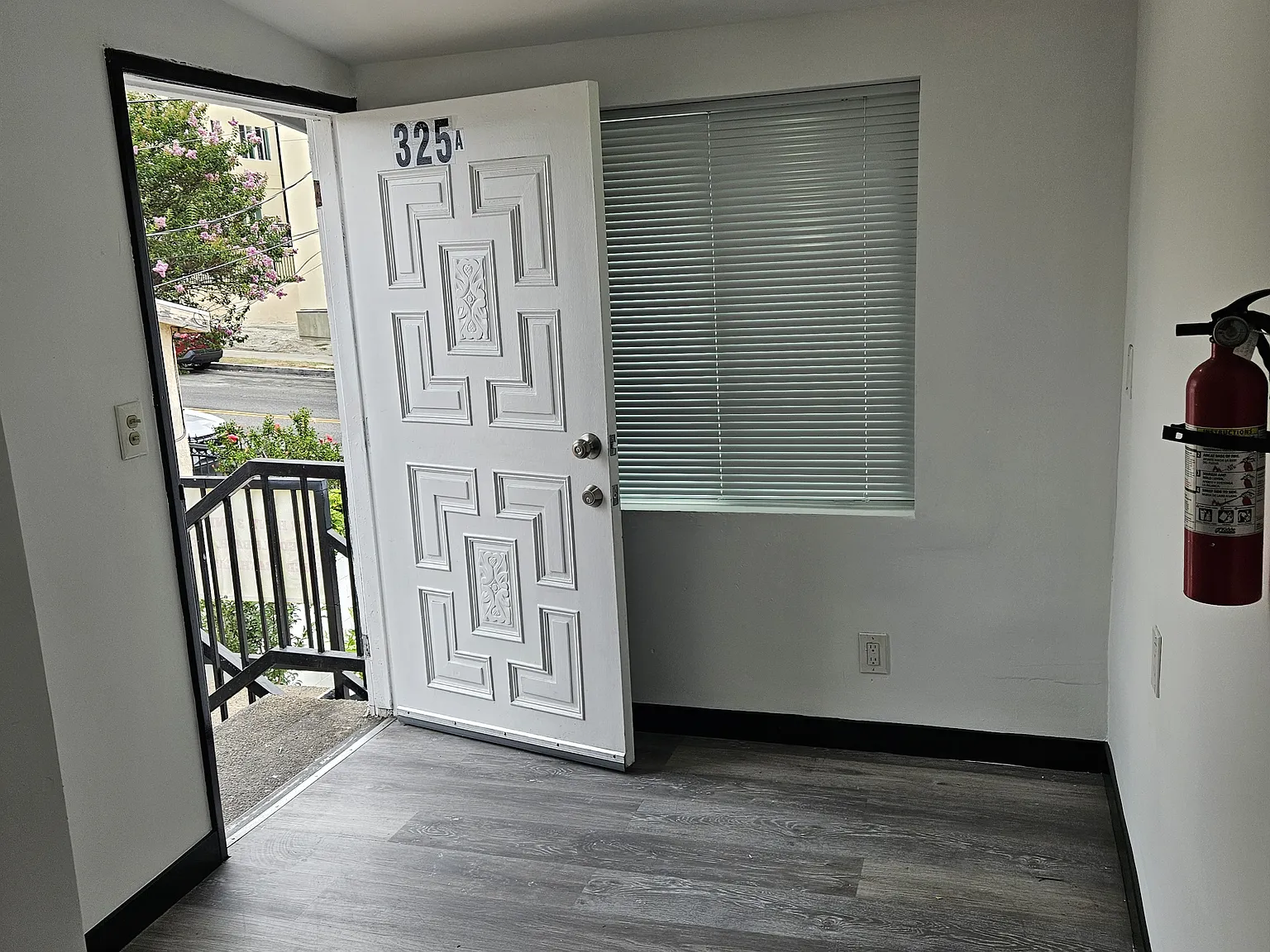 325 N Normandie Ave — Photo 4