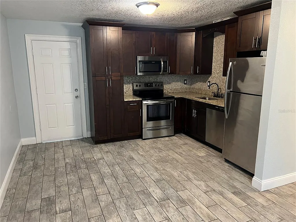 3 bed, 1.0 bath, 850 sqft, $1,900 — Photo 2