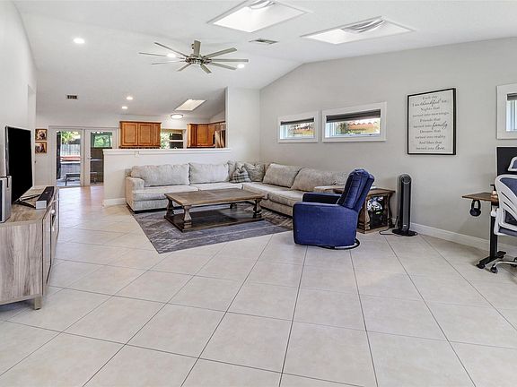 3rd image of 877 NW 87th Avenue