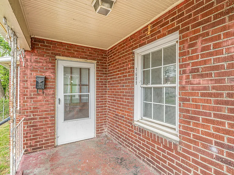 1609 Dunbar St — Photo 4