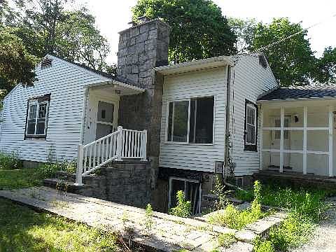 2nd image of 875 Fort Salonga Rd