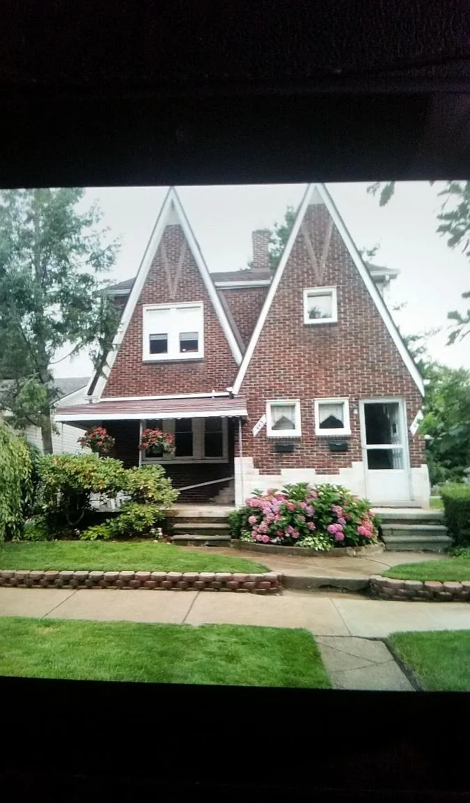 2 bed, 950 sqft, $1,200 — Photo 1