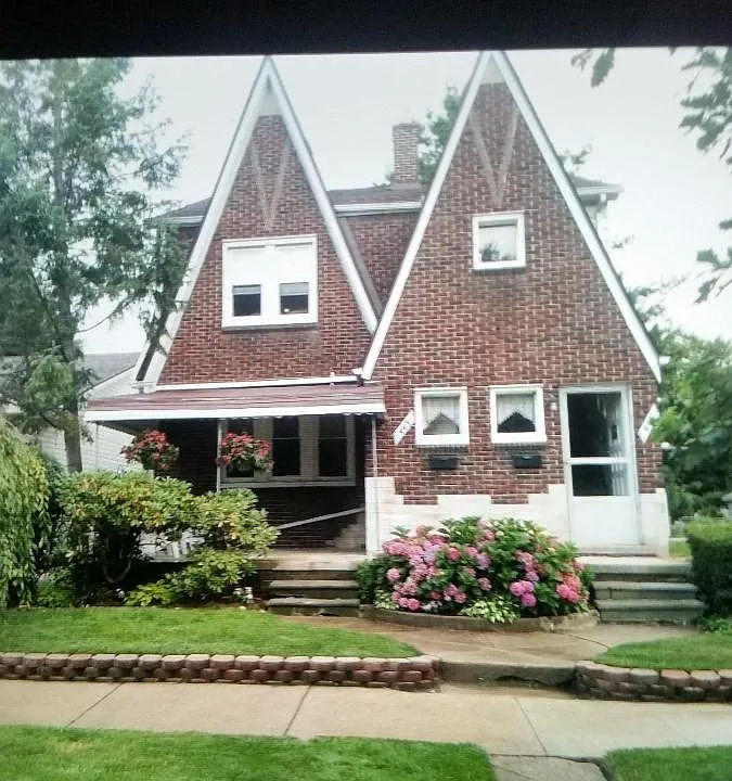 443 Elm St