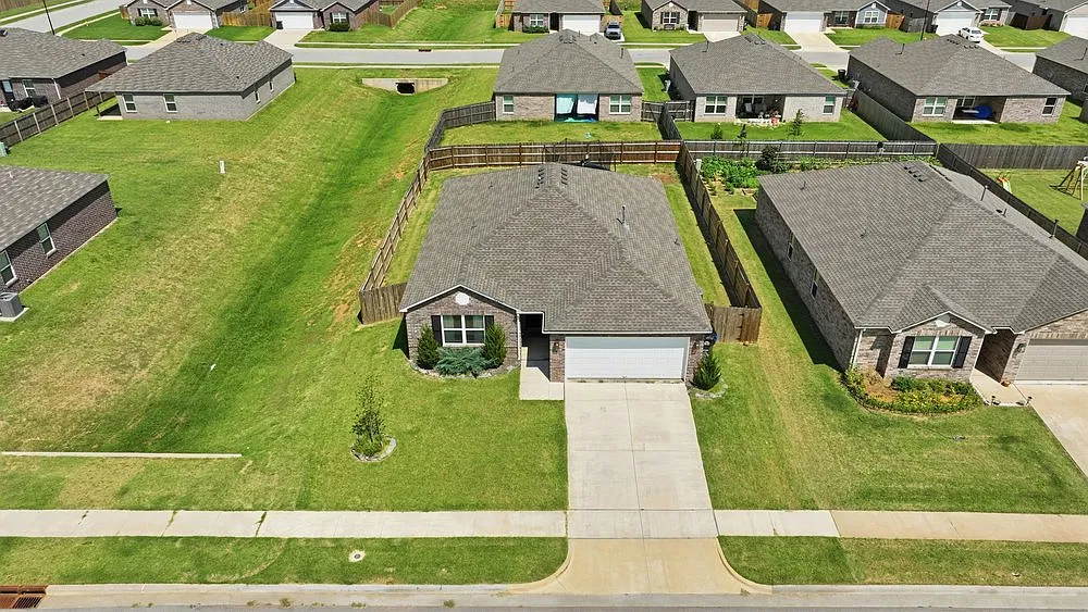 3 bed, 2.0 bath, 1523 sqft, $1,700 — Photo 3