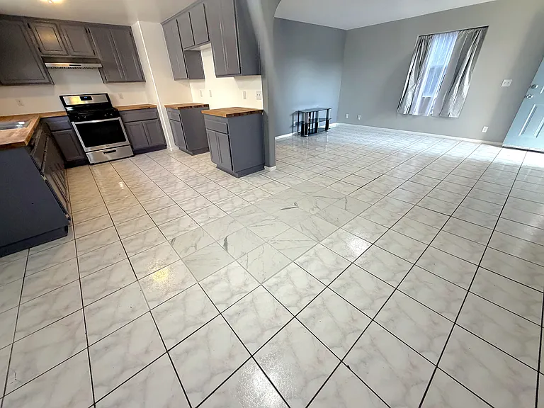 1503 W Adams Blvd — Photo 3