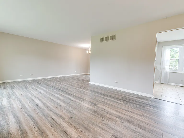 5S735 Park Meadow Dr — Photo 3