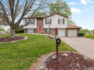 400 Saint Rose Dr, Godfrey, IL 62035