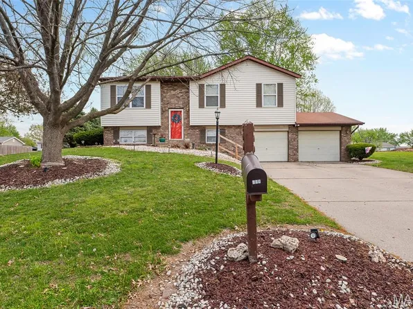 400 Saint Rose Dr, Godfrey, IL 62035