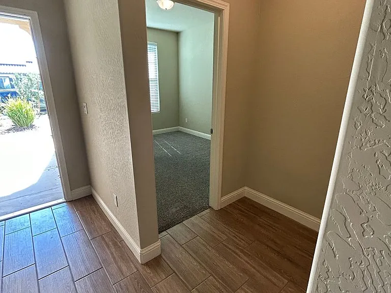1025 S Crumal St — Photo 3