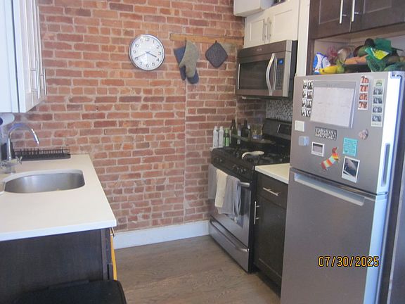 3rd image of 427 Wythe Ave #2