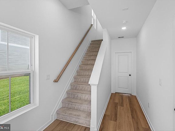 5th image of 73 Basswood St