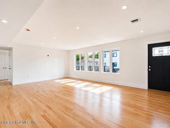 4th image of 343 Mallory Ave