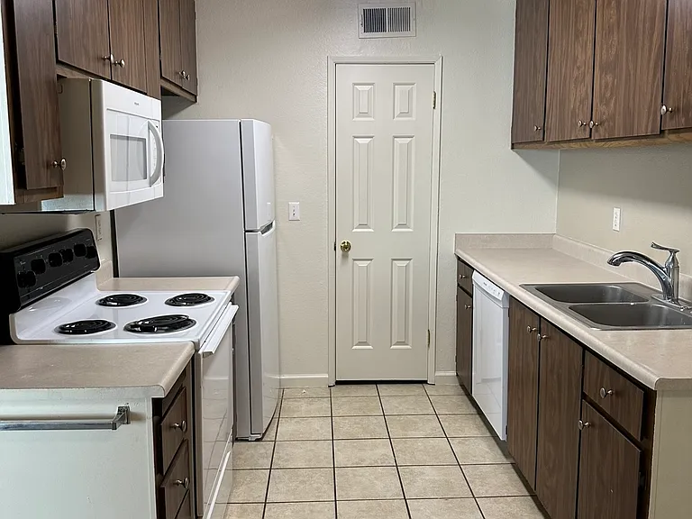 3450 Sunset Blvd — Photo 4