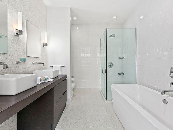 5th image of 360 Furman St APT 842