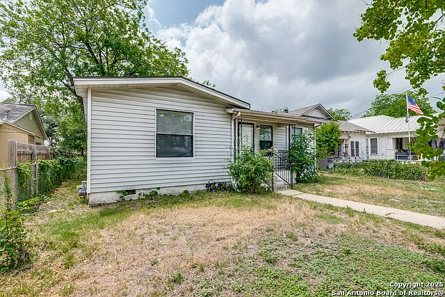 2 bed, 1.0 bath, 840 sqft, $1,195 — Photo 2