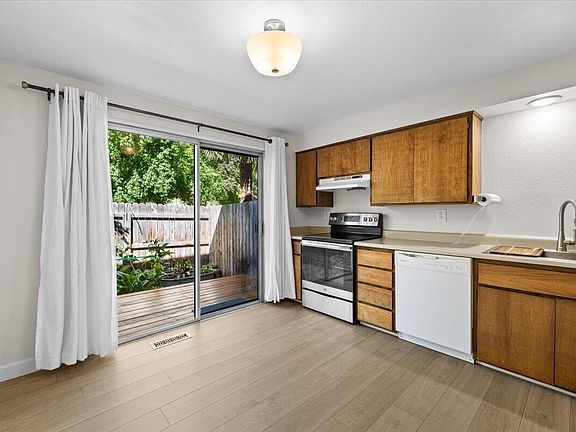 3rd image of 369 Glenn St
