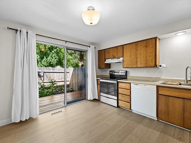 369 Glenn St — Photo 3