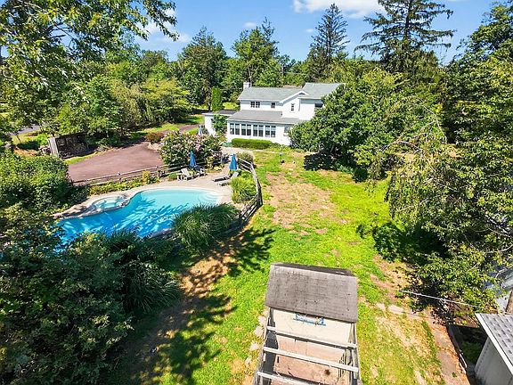 3rd image of 330 Fairhill Rd