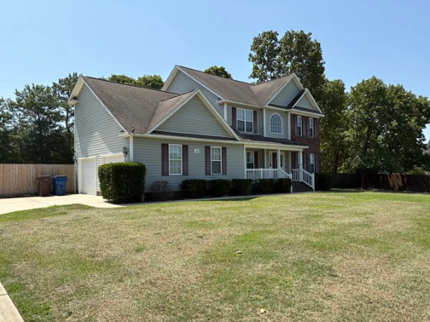 4 Bedrooms with a Bonus Room! 2-Story Home in the Persimmon Hill Subdivision! Move In Ready!! — Photo 2