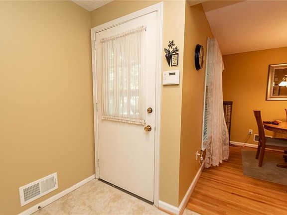 4th image of 10 Rockhurst Dr
