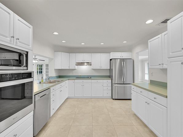 211 SE 9th Ct