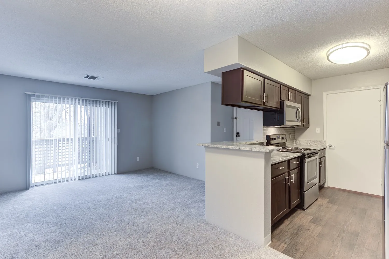 The Lakes of Schaumburg Apartment Homes — Photo 2