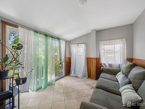 4th image of 4 Jeanette St