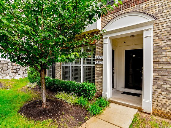 2nd image of 2251 Kew Gardens Dr