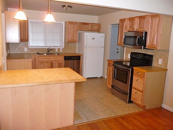 Stainless appliances, Tile