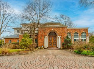 945 Middle Neck Rd, Kings Pt, NY 11024