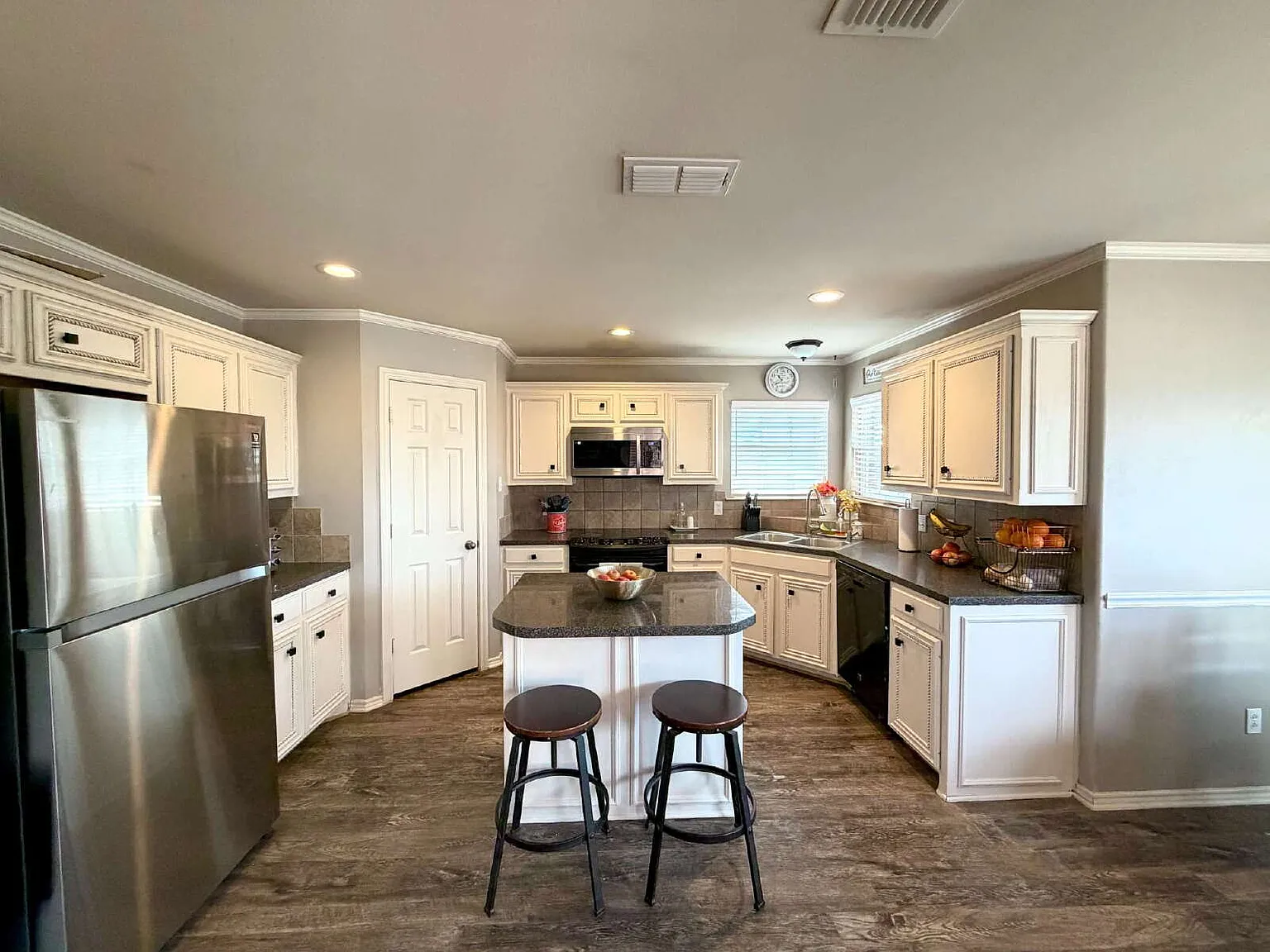 4 bed, 2.0 bath, 1845 sqft, $2,200 — Photo 2