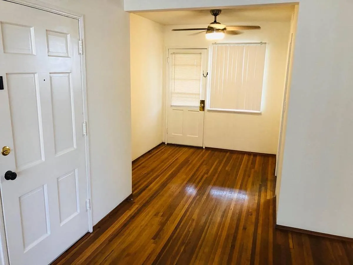 2 bed, 900 sqft, $2,300 — Photo 3