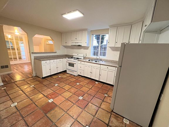 Eat-in kitchen