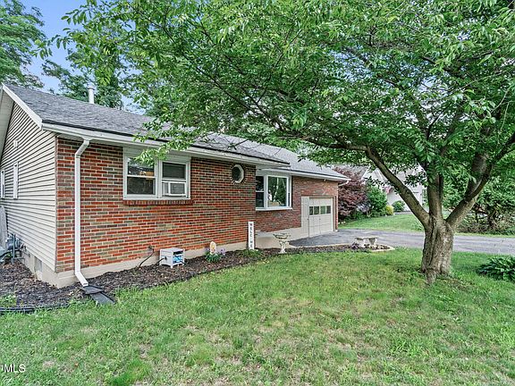 2nd image of 2749 Maida Lane